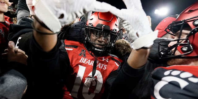 Cincinnati's Bryon Threats (10) celebrates after defeating Houston in the American Athletic Conference championship game Saturday, 12 월. 4, 2021, 신시내티에서.