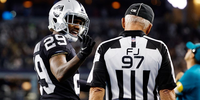 ARLINGTON, TEXAS - NOVIEMBRE 25: Casey Hayward Jr. #29 of the Las Vegas Raiders reacts to a call at field judge Tom Hill #97 during the fourth quarter of the NFL game between Las Vegas Raiders and Dallas Cowboys at AT&amp;amperio;T Stadium on November 25, 2021 en Arlington, Texas