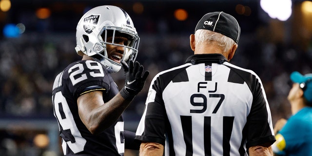ARLINGTON, TEXAS - NOVIEMBRE 25: Casey Hayward Jr. #29 of the Las Vegas Raiders reacts to a call at field judge Tom Hill #97 during the fourth quarter of the NFL game between Las Vegas Raiders and Dallas Cowboys at AT&amperio;T Stadium on November 25, 2021 en Arlington, Texas