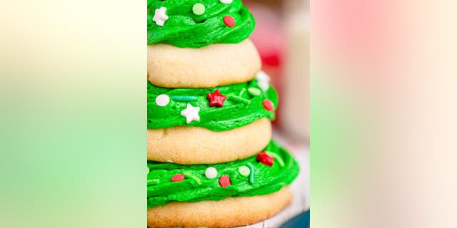 Use the frosting to "glue" together the 3 cookies (the largest on the bottom, then middle-sized, then the smallest on top) to make a Christmas tree.