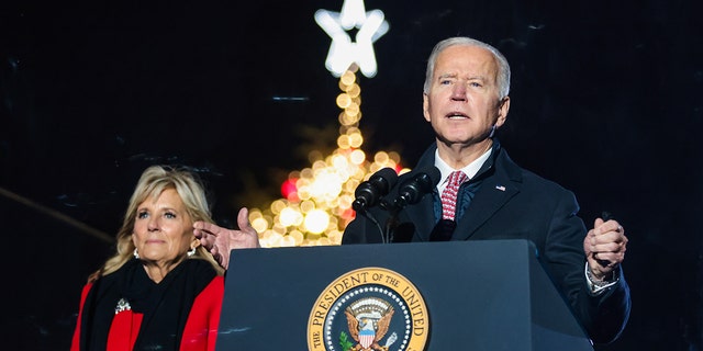 President Biden speaks as first lady Jill Biden listens during the National Christmas Tree lighting on the Ellipse in Washington, D.C., op Donderdag, Des. 2, 2021. 