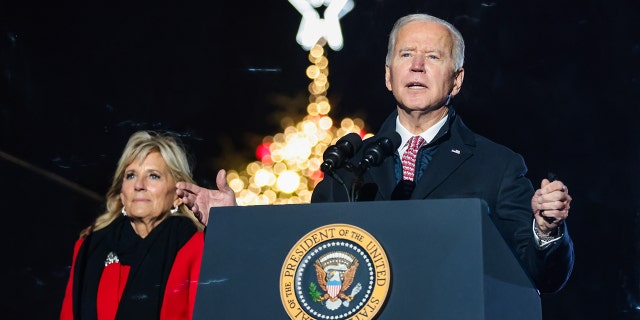 President Biden speaks as first lady Jill Biden listens during the National Christmas Tree lighting on the Ellipse in Washington, D.C., 木曜日に, 12月. 2, 2021.