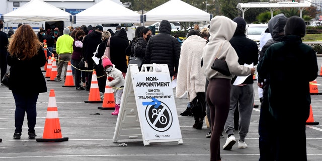 LONG BEACH, CA - Una linea di test COVID-19 è stata avvolta attorno all'edificio nel campus PCH del Long Beach City College secondo i social media e i lavoratori del sito.  27 dicembre 2021 (foto di Brittany Murray/MediaNews Group/Long Beach Press-Telegram via Getty Images)