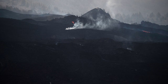 El volcán Cumbre Vieja, fotografiado desde El Paso, arroja cenizas y humo sobre la isla canaria de La Palma el 12 de diciembre de 2021.