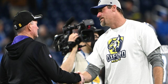 DETROIT, MICHIGAN - 12月 05: (L-R) Head coach Mike Zimmer of the Minnesota Vikings shakes hands with head coach Dan Campbell of the Detroit Lions before the game at Ford Field on December 05, 2021 in Detroit, ミシガン.