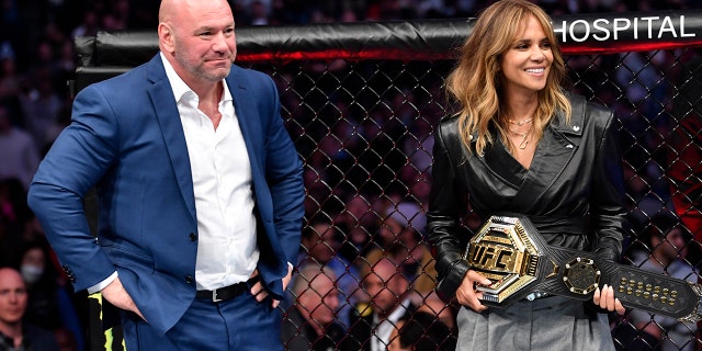 Actress Halle Berry (권리) in the Octagon with UFC president Dana White after the UFC strawweight championship fight between Rose Namajunas and Zhang Weili during the UFC 268 event at Madison Square Garden on Nov. 6, 2021, 뉴욕시.