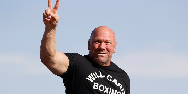 UFC president, Dana White walks on stage during prerace ceremonies prior to the NASCAR Cup Series South Point 400 at Las Vegas Motor Speedway on Sept. 26, 2021 라스 베이거스, 네바다.