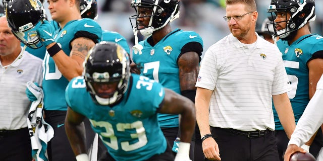 Den offensiva koordinatorn Darrell Bevell från Jacksonville Jaguars tittar på under uppvärmningen inför en försäsongsmatch mot Cleveland Browns på TIAA Bank Field i augusti.  14, 2021, i Jacksonville, Florida.