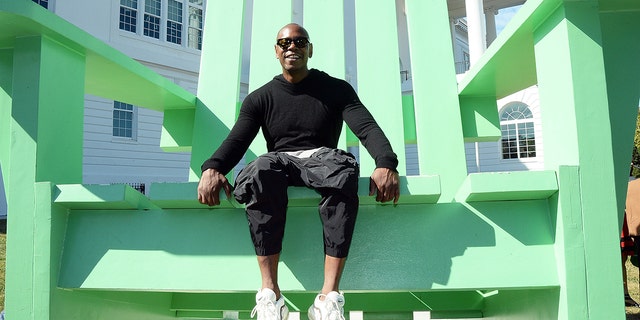 Dave Chappelle sits in the big green chair, a landmark on the campus of the Duke Ellington School of the Arts on September 29, 2017, ワシントンで, D.C. 