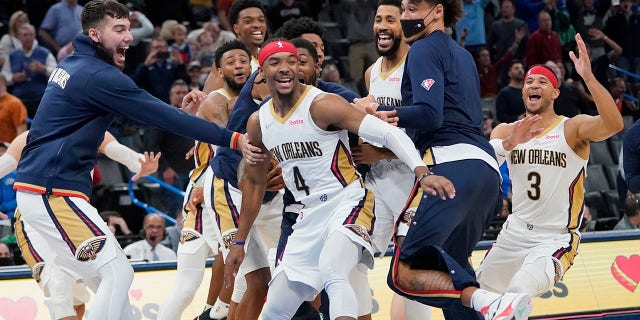New Orleans Pelicans guard Devonte' Graham (4) celebrates with teammates after hitting the game winning basket to end the second half of an NBA basketball game against the Oklahoma City Thunder, 水曜日, 12月. 15, 2021, in Oklahoma City.