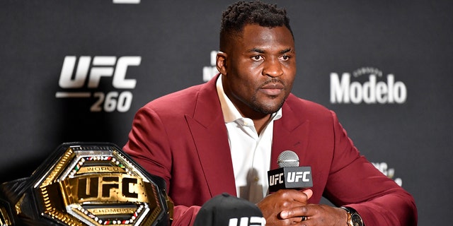 Francis Ngannou of Cameroon interacts with media after his victory over Stipe Miocic during the UFC 260 event at UFC APEX on March 27, 2021 ラスベガスで, ネバダ.