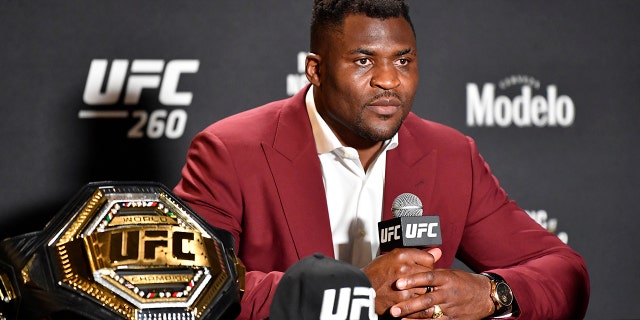 Francis Ngannou of Cameroon interacts with media after his victory over Stipe Miocic during the UFC 260 event at UFC APEX on March 27, 2021 ラスベガスで, ネバダ.
