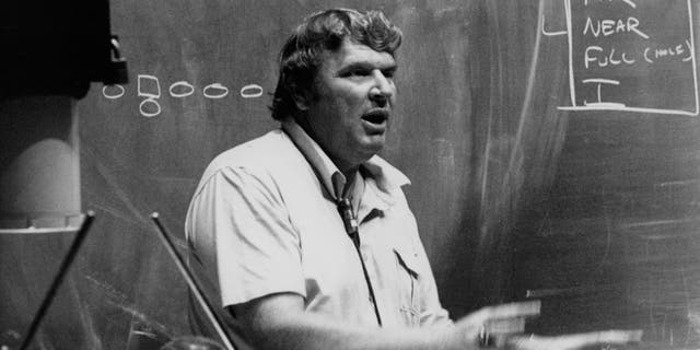 BERKELEY, CA 26 Temmuz 1980 - Eski NFL koçu John Madden, California Üniversitesi, Berkeley'de danışmanlık yapıyor.