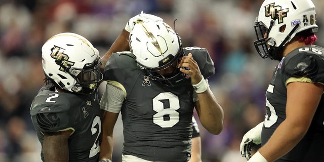 GLENDALE, ARIZONA - 일월 01: Running back Otis Anderson #2 hugs teammate quarterback Darriel Mack Jr. #8 of the UCF Knights during the fourth quarter of the PlayStation Fiesta Bowl between LSU and Central Florida at State Farm Stadium on January 01, 2019 in Glendale, 애리조나. 