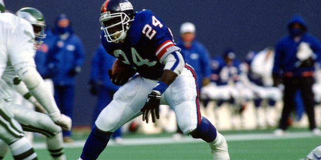 EAST RUTHERFORD, NJ - 12 월 3:  Ottis Anderson #24 of the New York Giants carries the ball against the Philadelphia Eagles during an NFL football game December 3, 1989 at Giants Stadium in East Rutherford, 뉴저지. Anderson played for the Giants from 1986-92.  