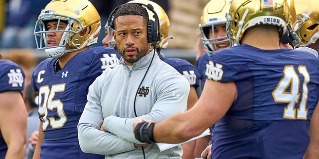 Notre Dame Fighting Irish defensive coordinator Marcus Freeman looks on during a game between the Notre Dame Fighting Irish and the Georgia Tech Yellow Jackets on Nov. 20, 2021 at Notre Dame Stadium, in South Bend, 印第安那州.
