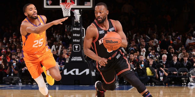 NEW YORK, NY - NOVEMBER 26: Kemba Walker #8 of the New York Knicks drives to the basket during the game against the Phoenix Suns on November 26, 2021 at Madison Square Garden in New York City, New York. 