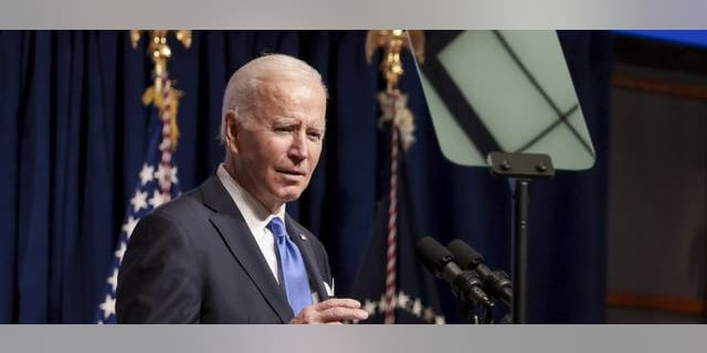 President Joe Biden speaks at the National Institutes of Health in Bethesda, Maryland, VS, op Donderdag, Des. 2, 2021.