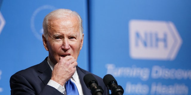 US President Joe Biden speaks about the administrations response to Covid-19 and the Omicron variant at the National Institutes of Health (NIH（アメリカ国立衛生研究所) in Bethesda, Maryland on December 2, 2021. - Biden said Thursday the United States' Covid-19 response shouldn't be politically divisive and he hoped for bipartisan backing for his plan for winter. (Photo by MANDEL NGAN / AFP) (Photo by MANDEL NGAN/AFP via Getty Images)