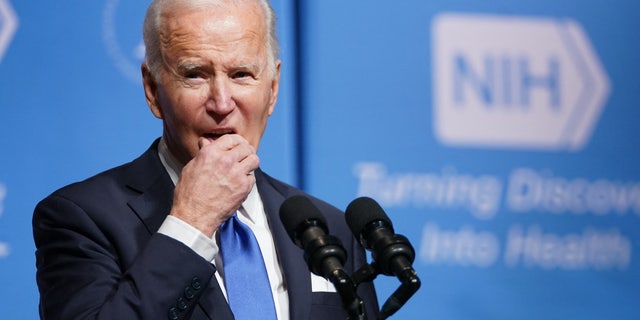 President Joe Biden speaks about the administration's response to COVID-19 at the National Institutes of Health in Bethesda, Maryland, op Des. 2, 2021.