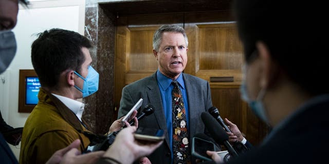Senator Roger Marshall, a Republican from Kansas, speaks to members of the media as he arrives during a Senate Energy and Natural Resources Committee hearing on Capitol Hill in Washington, D.C., VS, op Donderdag, Des. 2, 2021.