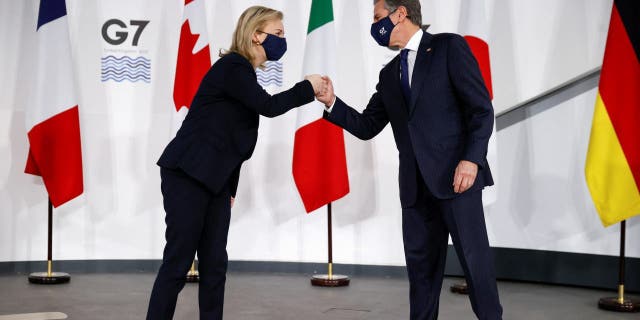LIVERPOOL, England - 11. Dezember: Die britische Außenministerin Liz Truss (links) begrüßt US-Außenminister Anthony Blinken am ersten Tag des G7-Gipfels.