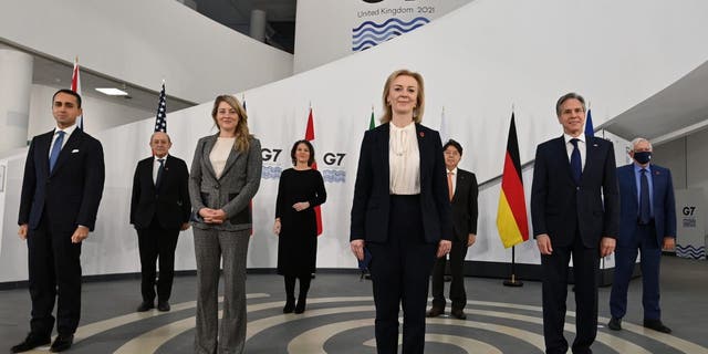 LIVERPULIS, ANGLIJA – GRUODŽIO 11 d.: (iš kairės į dešinę) G7 užsienio reikalų ministrai pozuoja grupinei nuotraukai prieš dvišales derybas G7 užsienio ir vystymosi ministrų susitikime 