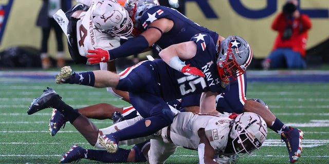 EAST RUTHERFORD, NJ - 十二月 11: Army Black Knights quarterback Christian Anderson (4) goes airborne during the 122nd Army/Navy college football game between the Army Black Knights and the Navy Midshipmen on December 11, 2021 在东卢瑟福的大都会人寿体新泽西, NJ.
