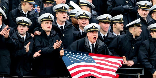 Navy Midshipmen in the stands with an American Flag during the 122nd Army/Navy college football game between the Army Black Knights and the Navy Midshipmen on Dec. 11, 2021 en el MetLife Stadium de East Rutherford, New Jersey.