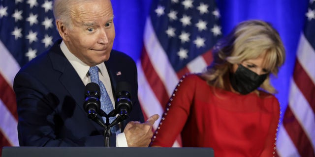 President Biden points to First Lady Jill Biden at DNC holiday party in Washington, CORRIENTE CONTINUA., el martes, dic. 14, 2021. (Oliver Contreras/Sipa/Bloomberg via Getty Images)