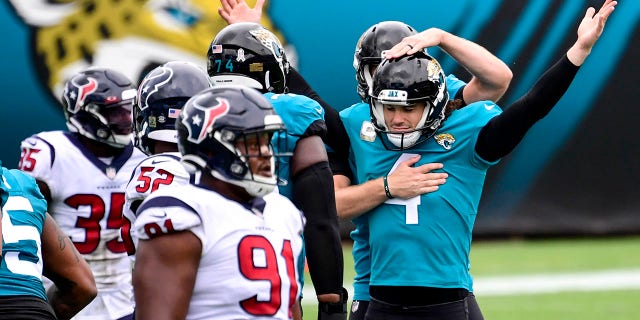 Josh Lambo #4 of the Jacksonville Jaguars reacts after kicking a 59 yard field goal at the end of the first half against the Houston Texans at TIAA Bank Field on Nov. 08, 2020 ジャクソンビルで, フロリダ.