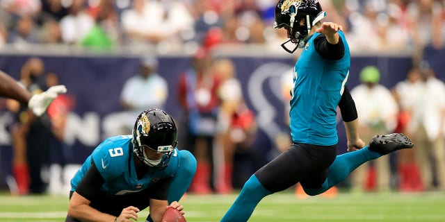 Josh Lambo #4 of the Jacksonville Jaguars misses a field goal against the Houston Texans during the first quarter at NRG Stadium on Sept. 12, 2021 ヒューストンで, テキサス.