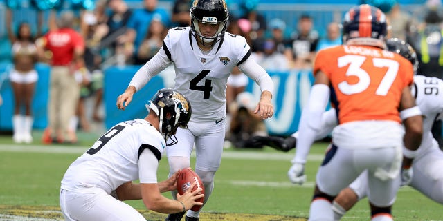 Josh Lambo #4 of the Jacksonville Jaguars attempts a field goal during the game against the Denver Broncos at TIAA Bank Field on Sept. 19, 2021 ジャクソンビルで, フロリダ.