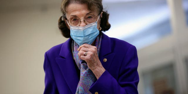 WASHINGTON, DC - SEPTEMBER 29: Sen. Dianne Feinstein (D-CA) walks to the Senate Chambers at the U.S. Capitol on September 29, 2021 in Washington, DC. (Photo by Kevin Dietsch/Getty Images)
