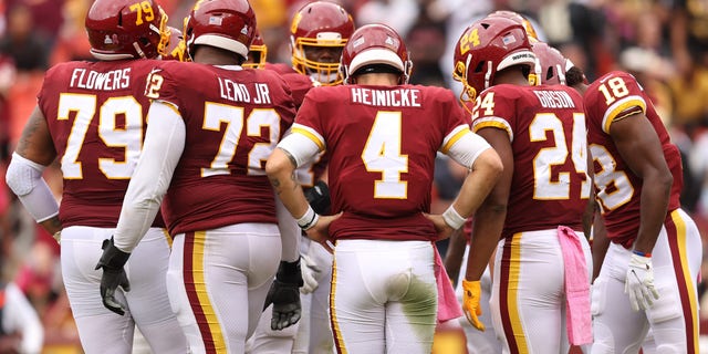 Taylor Heneke (4) do Washington FL responde durante o segundo tempo contra o New Orleans Saints no FedEx Stadium em 10 de outubro de 2021 em Landover, Maryland. 