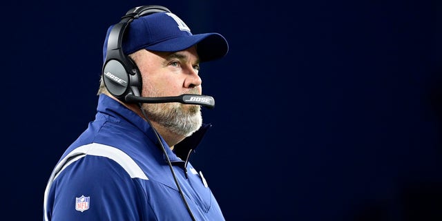 O técnico Mike McCarthy do Dallas Cowboys olha durante o segundo tempo contra o New England Patriots no Gillette Stadium em 17 de outubro de 2021 em Foxboro, Massachusetts. 