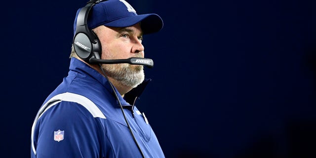 O técnico Mike McCarthy do Dallas Cowboys olha durante o segundo tempo contra o New England Patriots no Gillette Stadium em 17 de outubro de 2021 em Foxboro, Massachusetts. 