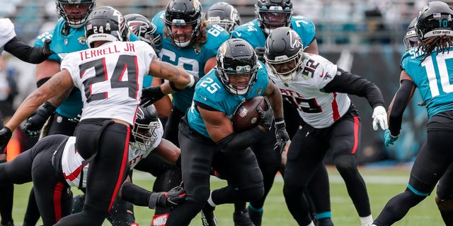 JACKSONVILLE, FL - NOVEMBER 28: Runningback James Robinson #25 of the Jacksonville Jaguars on a running play during the game against the Atlanta Falcons at TIAA Bank Field on November 28, 2021 in Jacksonville, Florida. The Falcons defeated the Jaguars 21 to 14. 