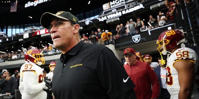 Head coach Ron Rivera of the Washington Football Team and his players prepare to take the field before the game against the Las Vegas Raiders at Allegiant Stadium on Dec. 5, 2021 라스 베이거스, 네바다. 