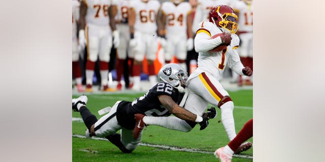 Defensive back Keisean Nixon #22 of the Las Vegas Raiders tries to tackle wide receiver DeAndre Carter #1 of the Washington Football Team during their game at Allegiant Stadium on Dec. 5, 2021 라스 베이거스, 네바다. The Washington Football Team defeated the Raiders 17-15.