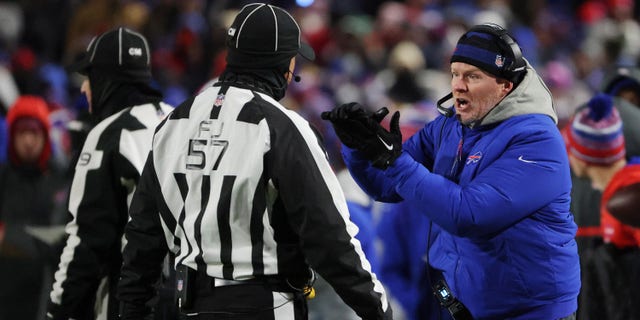 과수원 공원, NEW YORK - 12 월 06: Head coach Sean McDermott of the Buffalo Bills reacts during the second quarter against the New England Patriots at Highmark Stadium on December 06, 2021 in Orchard Park, Ne뉴욕