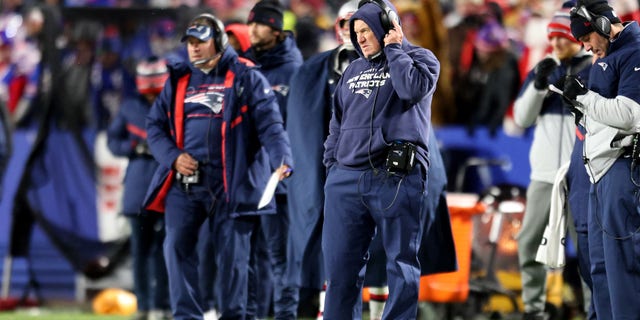 과수원 공원, NEW YORK - 12 월 06: head coach Bill Belichick of the New England Patriots reacts during the second quarter against the Buffalo Bills at Highmark Stadium on December 06, 2021 in Orchard Park, Ne뉴욕