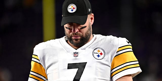 Ben Roethlisberger of the Pittsburgh Steelers warms up before the game against the Minnesota Vikings at U.S. Bank Stadium on Dec. 9, 2021 in Minneapolis, Minnesota. 