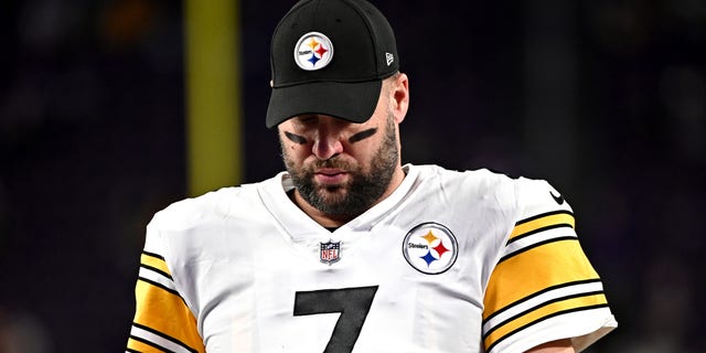 Ben Roethlisberger of the Pittsburgh Steelers warms up before the game against the Minnesota Vikings at U.S. Bank Stadium on Dec. 9, 2021 in Minneapolis, Minnesota.