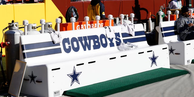 A general view of the Dallas Cowboys bench prior to the game against the Washington Football Team at FedExField on Dec. 12, 2021 ランドオーバーで, メリーランド.