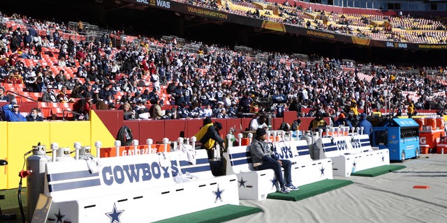 A general view of the Dallas Cowboys bench prior to the game against the Washington Football Team at FedExField on Dec. 12, 2021 ランドオーバーで, メリーランド. 