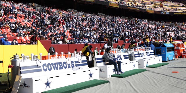 A general view of the Dallas Cowboys bench prior to the game against the Washington Football Team at FedExField on Dec. 12, 2021 ランドオーバーで, メリーランド.