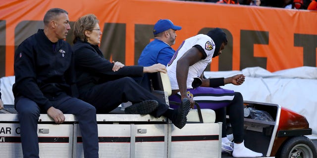 Ravens' Lamar Jackson Goes Down With Ankle Injury | Fox News