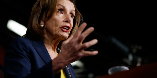 House Speaker Nancy Pelosi talks to reporters in the U.S. Capitol Visitors Center on December 15, 2021 en Washington, corriente continua. (Foto de Chip Somodevilla / Getty Images)