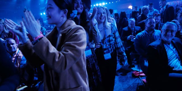 People attend Turning Point USA’s America Fest 2021, a gathering of conservative’s and Donald Trump supporters, 在十二月. 18, 2021 在凤凰城, 亚利桑那.